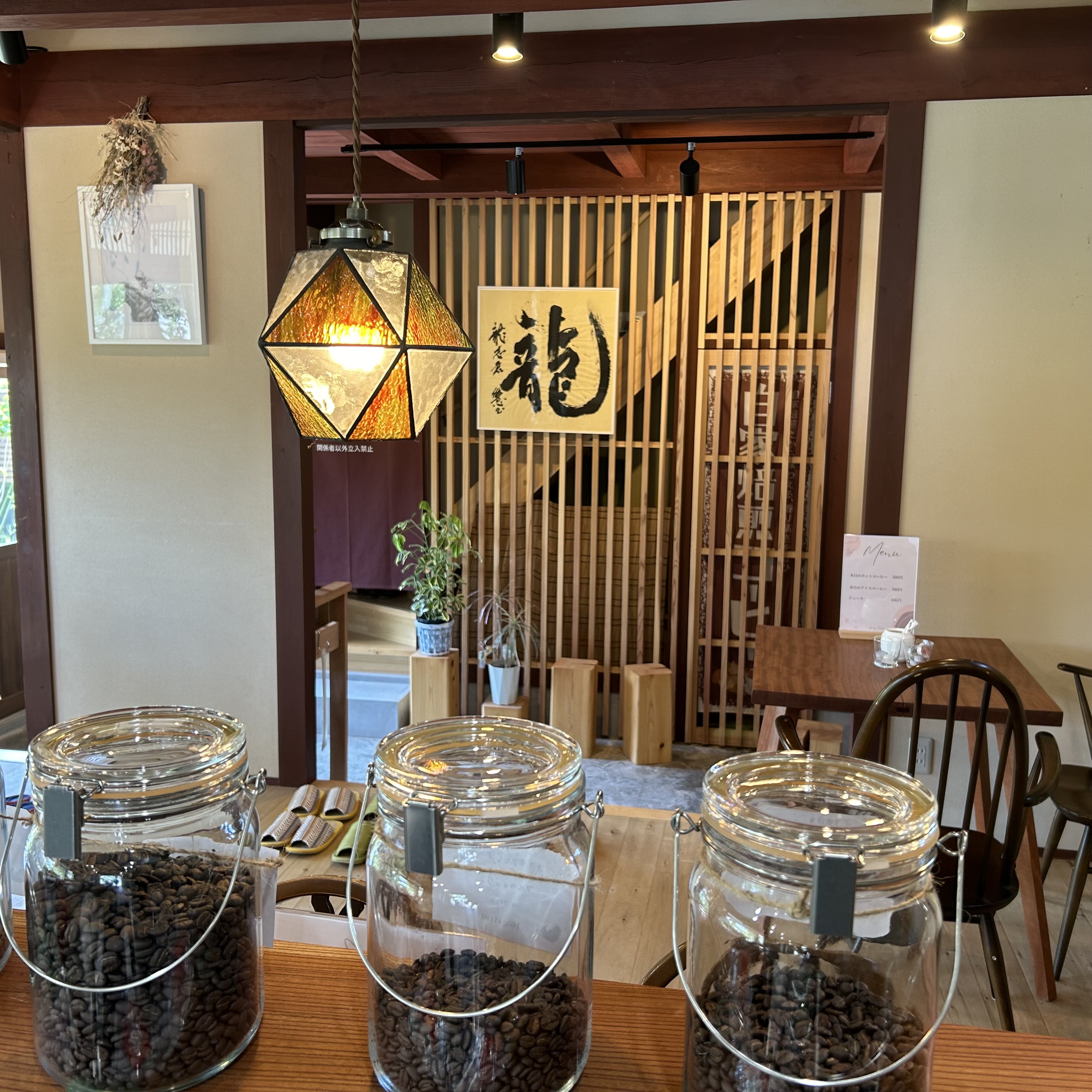 ドラーゴ・フェリーチェの落ち着いた店内